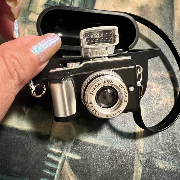 Fun AirPod pro case - Picture 3 of 7